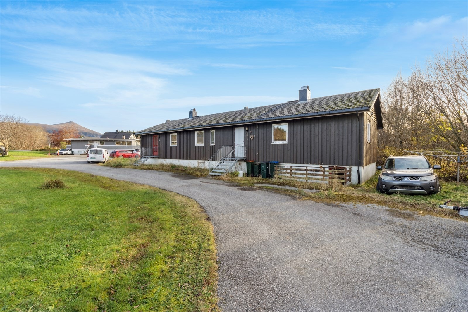 Inngang til nr. 13 til venstre og nr. 15 til høyre. Det er mulighet for å etablere parkeringsplass på egen tomt. Galleribilde