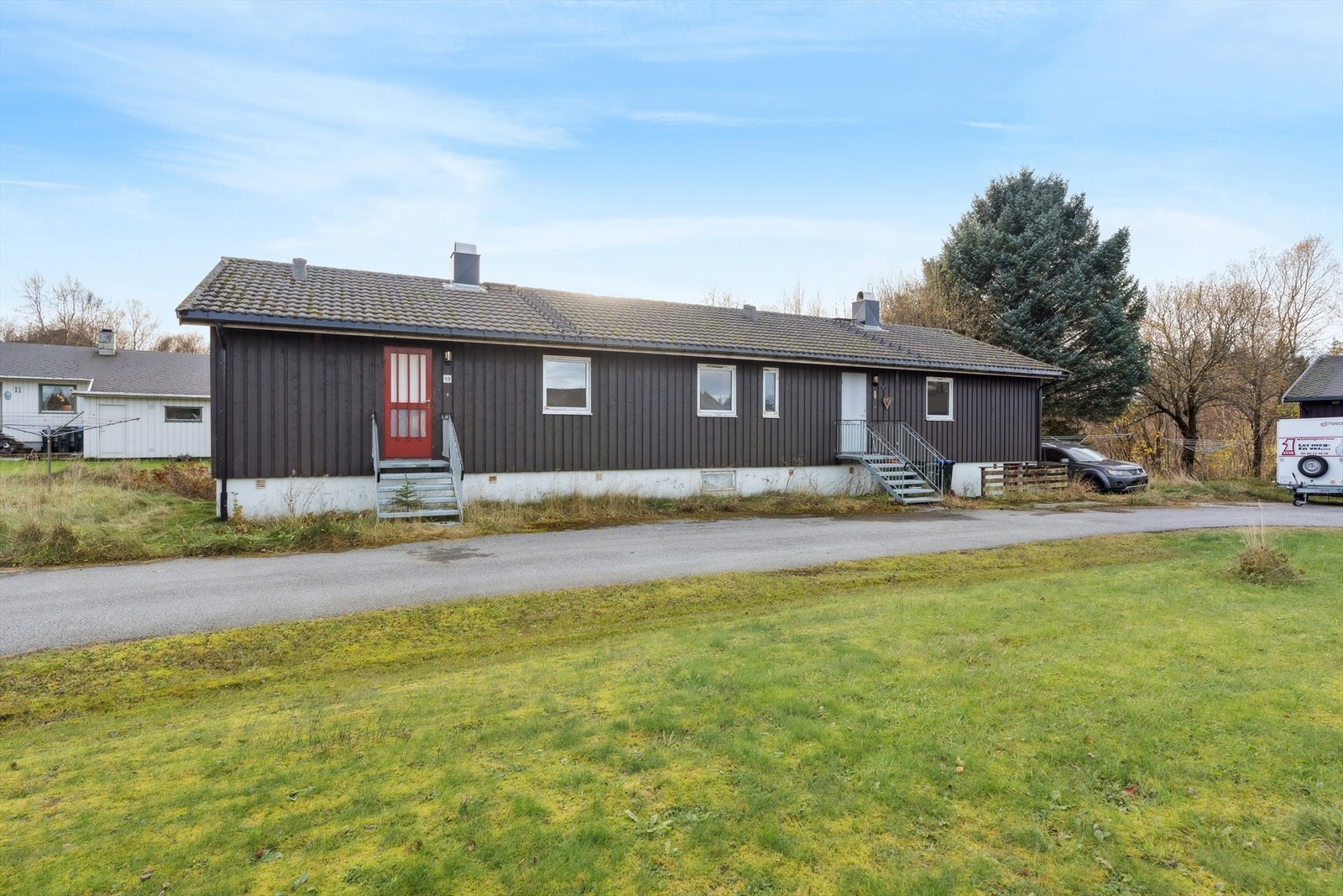 Løkavegen 13 og 15 er en hel tomannsbolig med en 4-roms leilighet og en 3-roms leilighet. Galleribilde