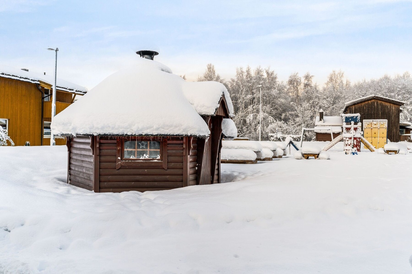 Hyggelig fellesområde med grillstue og lekeplass Galleribilde
