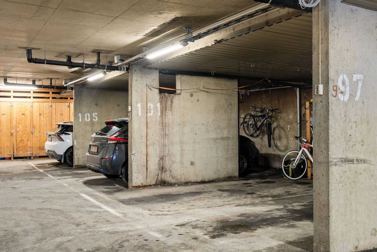 Det medfølger fast plass i felles garasjeanlegg, samt sportsbod. Her det mulighet for å bestille elbil-lader via Aneo Galleribilde
