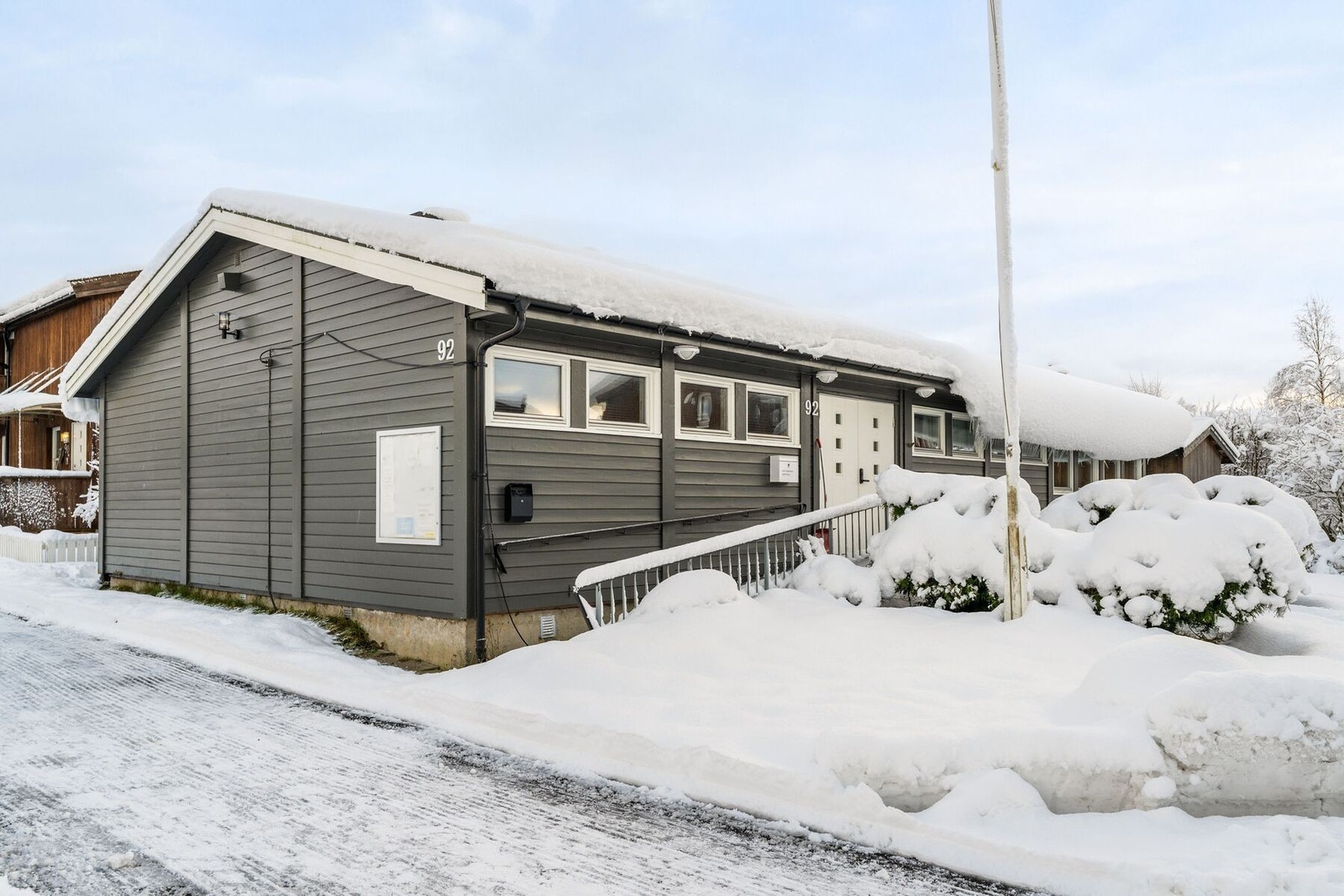 Borettslaget har grendehus til disposisjon for beboerne. Info om leiepriser og tilgjengelighet finner man på borettslagets hjemmeside Galleribilde