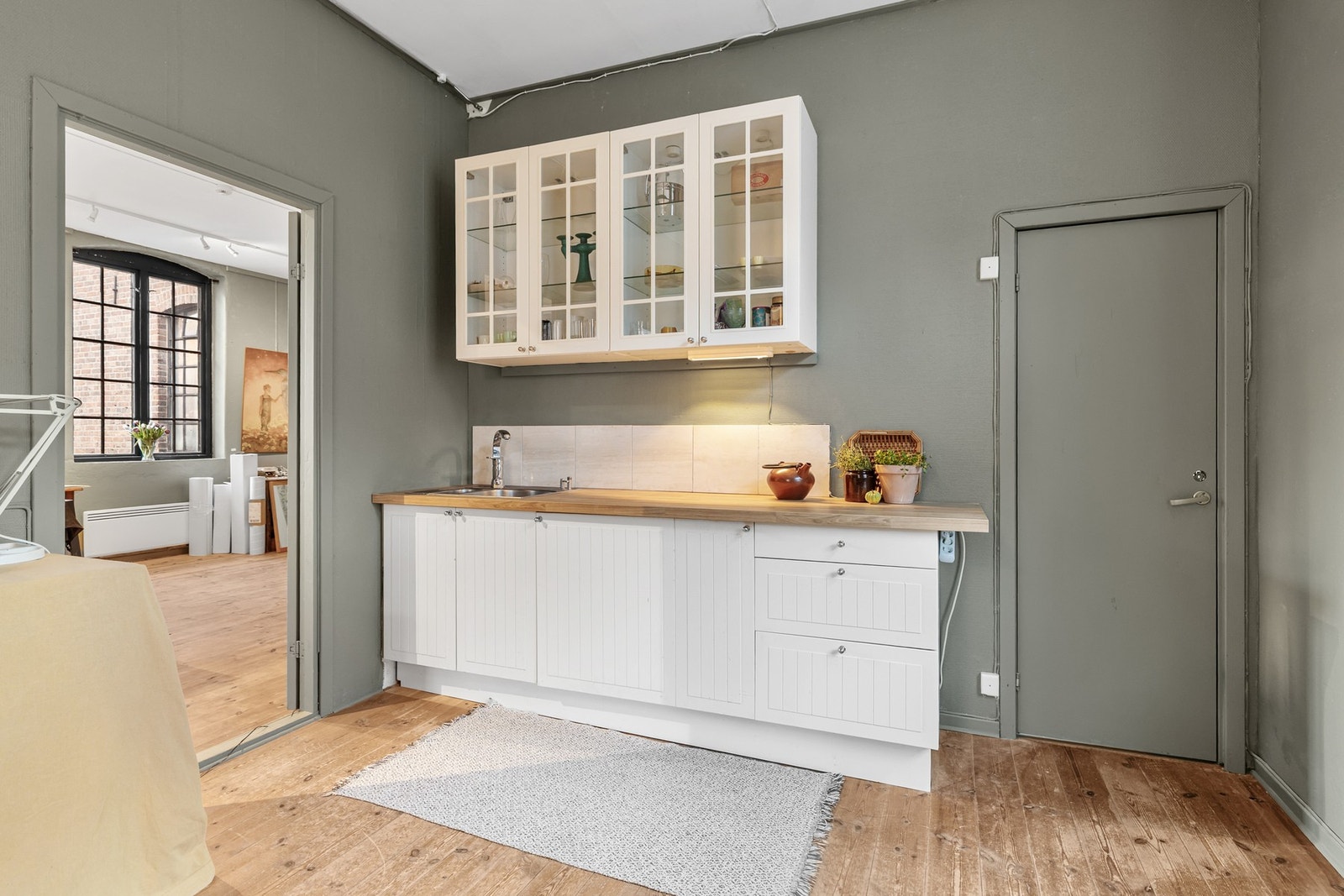 Vegg over kjøkkenbenk er flissatt Galleribilde