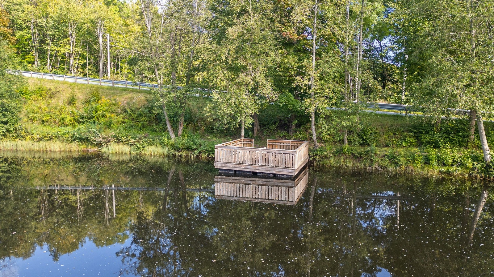 Fine omgivelser med turstier, brygge, mm Galleribilde
