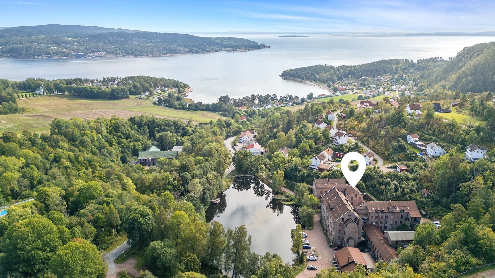 Det er kort vei til både fotballbane, badevann og turstier Galleribilde