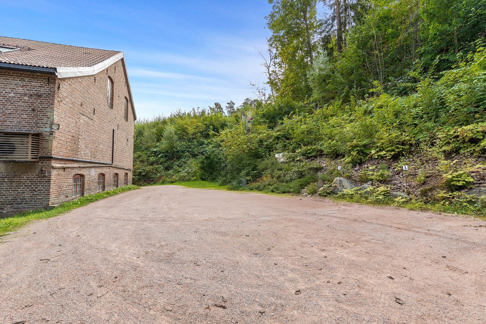 Det medfølger 2 biloppstillingsplasser. Den ene plassen er i bakkant av sameiets bakgård.
Den andre parkeringsplassen er på øversiden av dammen/mot hovedvei. Det kan oppføres en carport eller garasje på denne plassen. Galleribilde