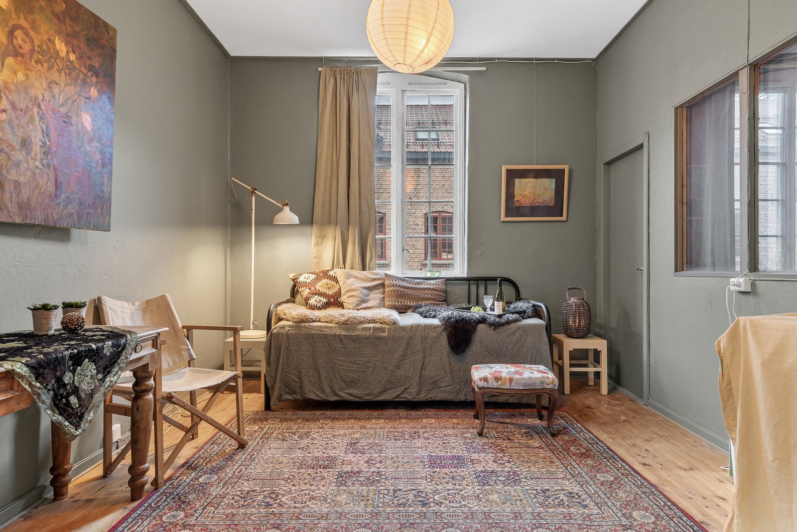 Det er god plass til spisebord, sofa eller det en måtte ønske Galleribilde