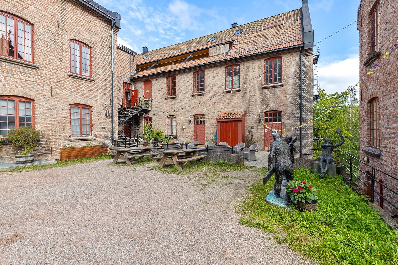 Det er etablert en koselig platting med felles grill Galleribilde