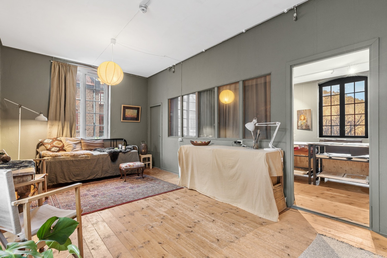 Hyggelig stue med furugulv, malt strie og malt mur på vegger samt malte plater i himling Galleribilde