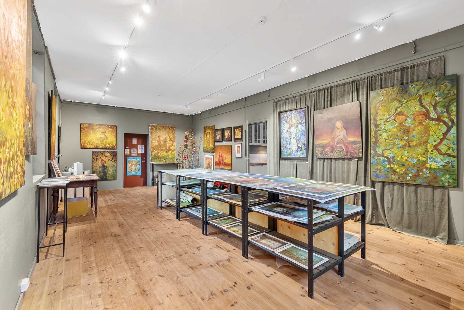 Dette er en romslig seksjon med næringsdel og hybel Galleribilde