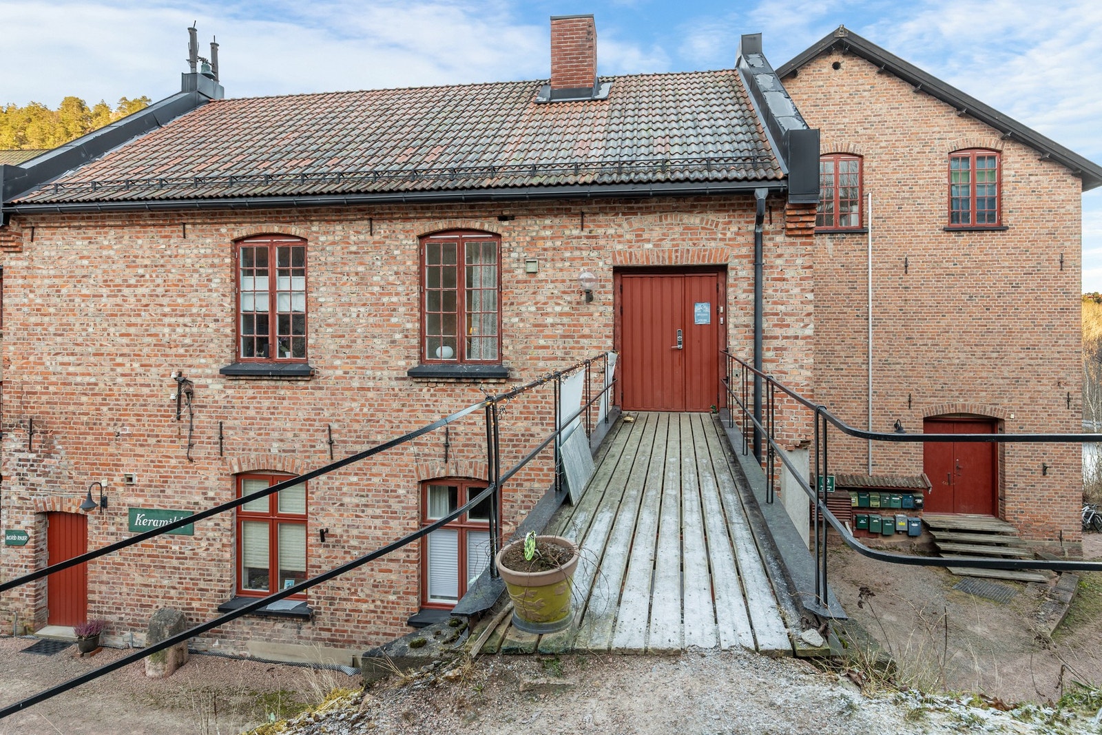 Felles inngangsparti som videre leder inn til atelier Galleribilde