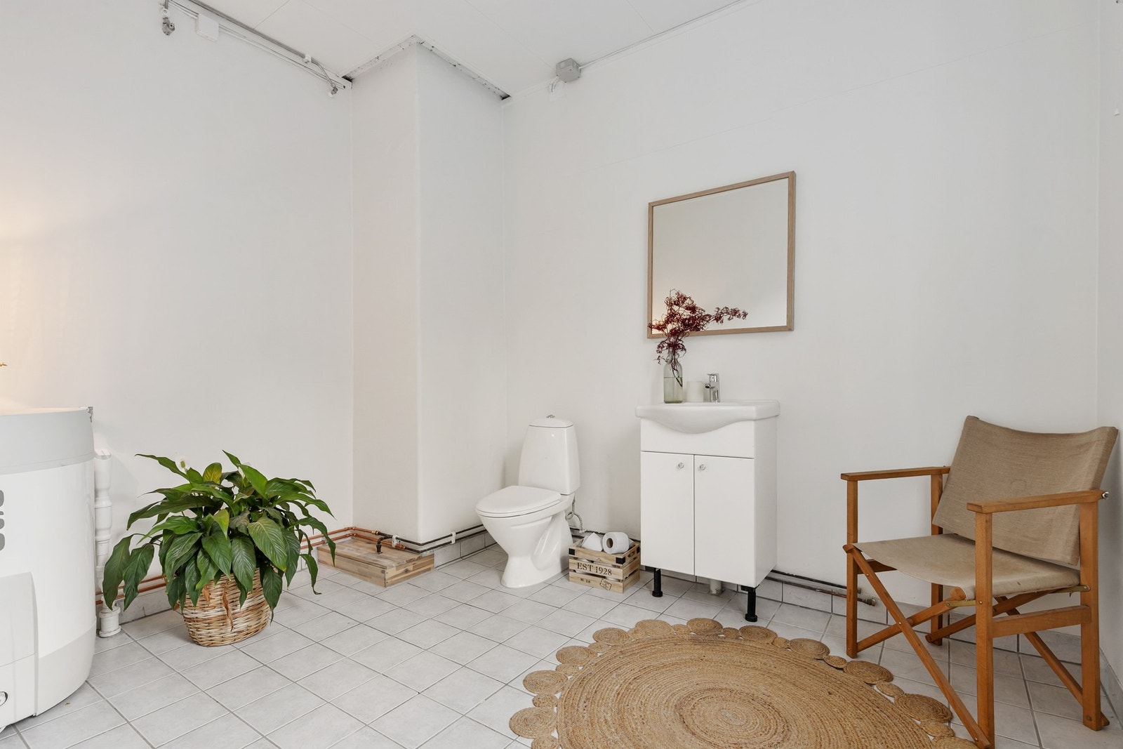 Rommet har sanitærutstyr bestående av toalett, nedfelt servant i servantskap og røropplegg til vaskemaskin. Videre er det mulighet for installasjon av dusjkabinett Galleribilde