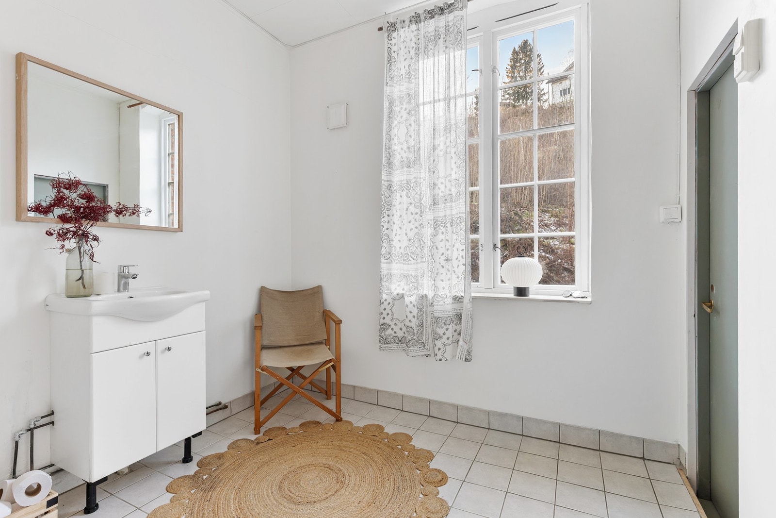 Romslig bad med flislagt gulv med varmekabler, malte plater på vegger og takplater i himling Galleribilde