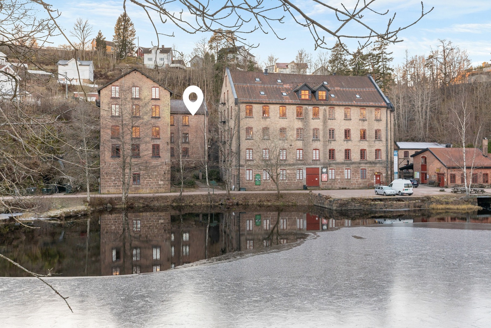 Flott internbeliggenhet med utsikt over dammen Galleribilde