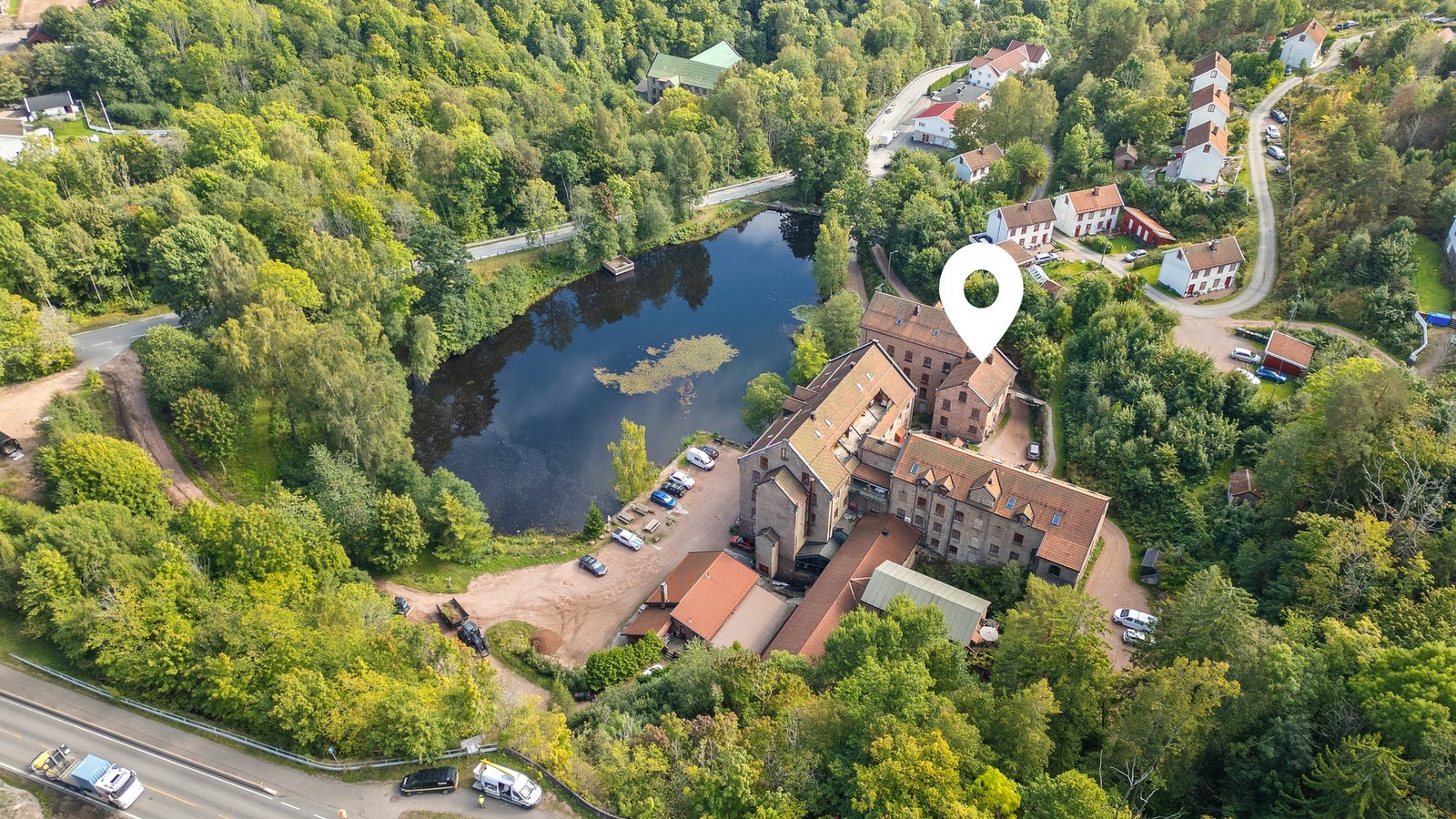 Boligen ligger i ærverdige Fossekleiva - en fabrikk som i dag er ombygget til leiligheter, kultursenter, restaurant, mm. Galleribilde