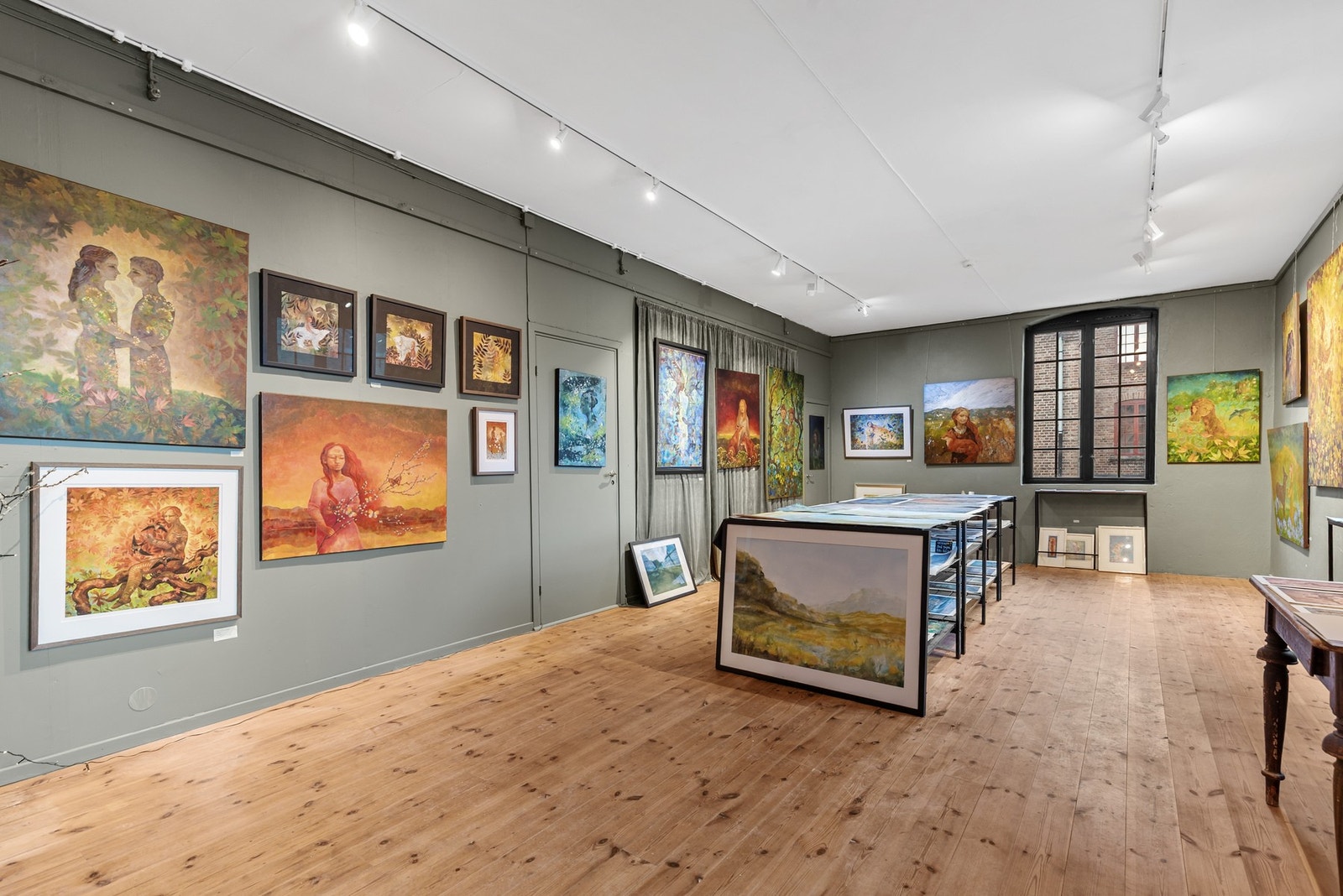 Rommet byr på god plass til både produksjon og utstilling av malerier Galleribilde