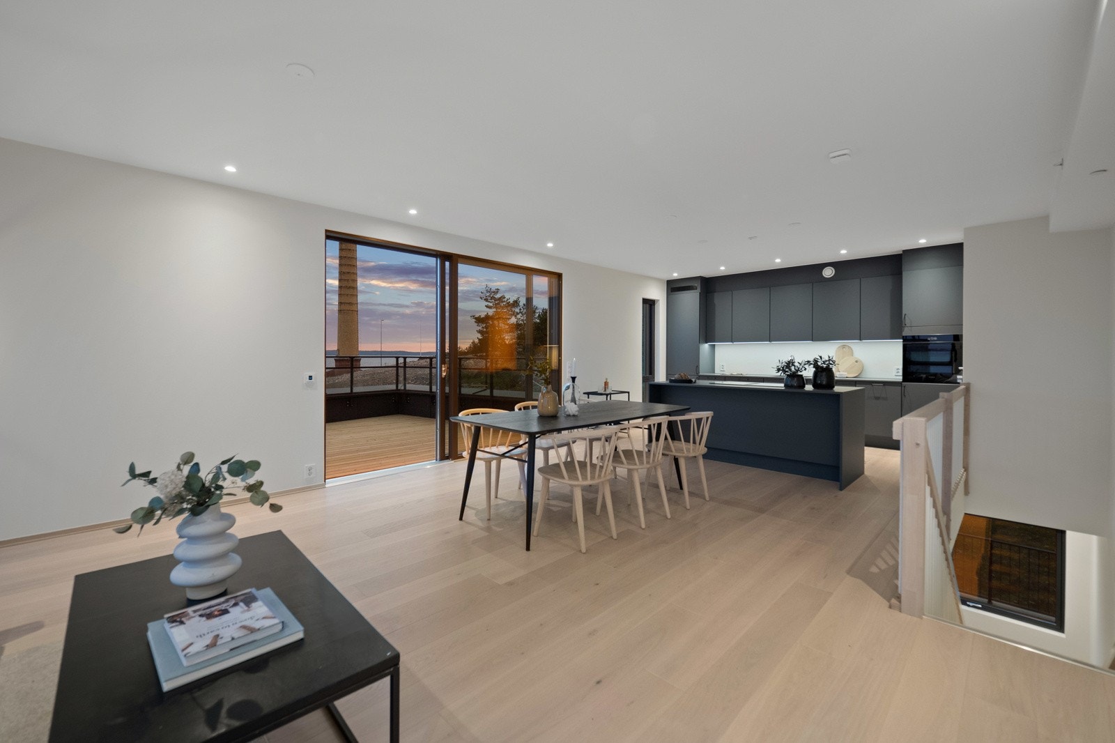 Romslig etasje med god plass til spisestue Galleribilde