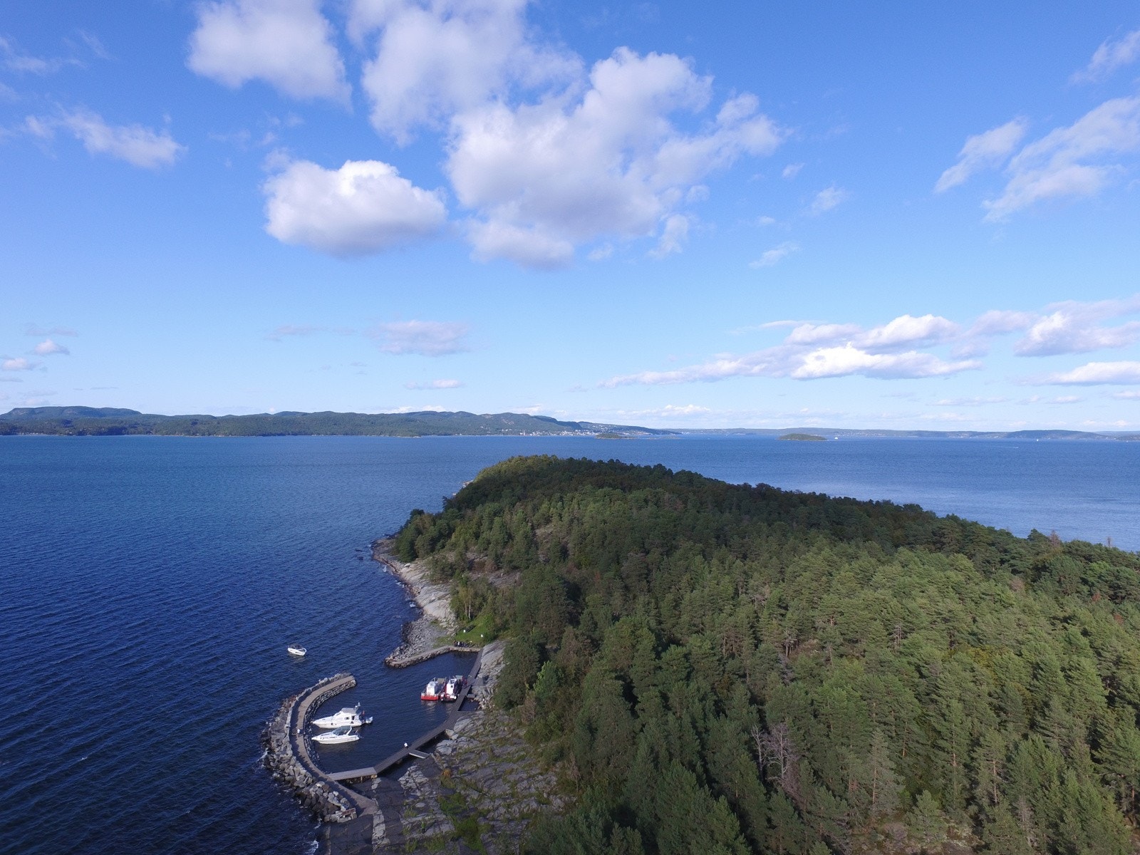 Mølen ligger en kort båttur unna Galleribilde