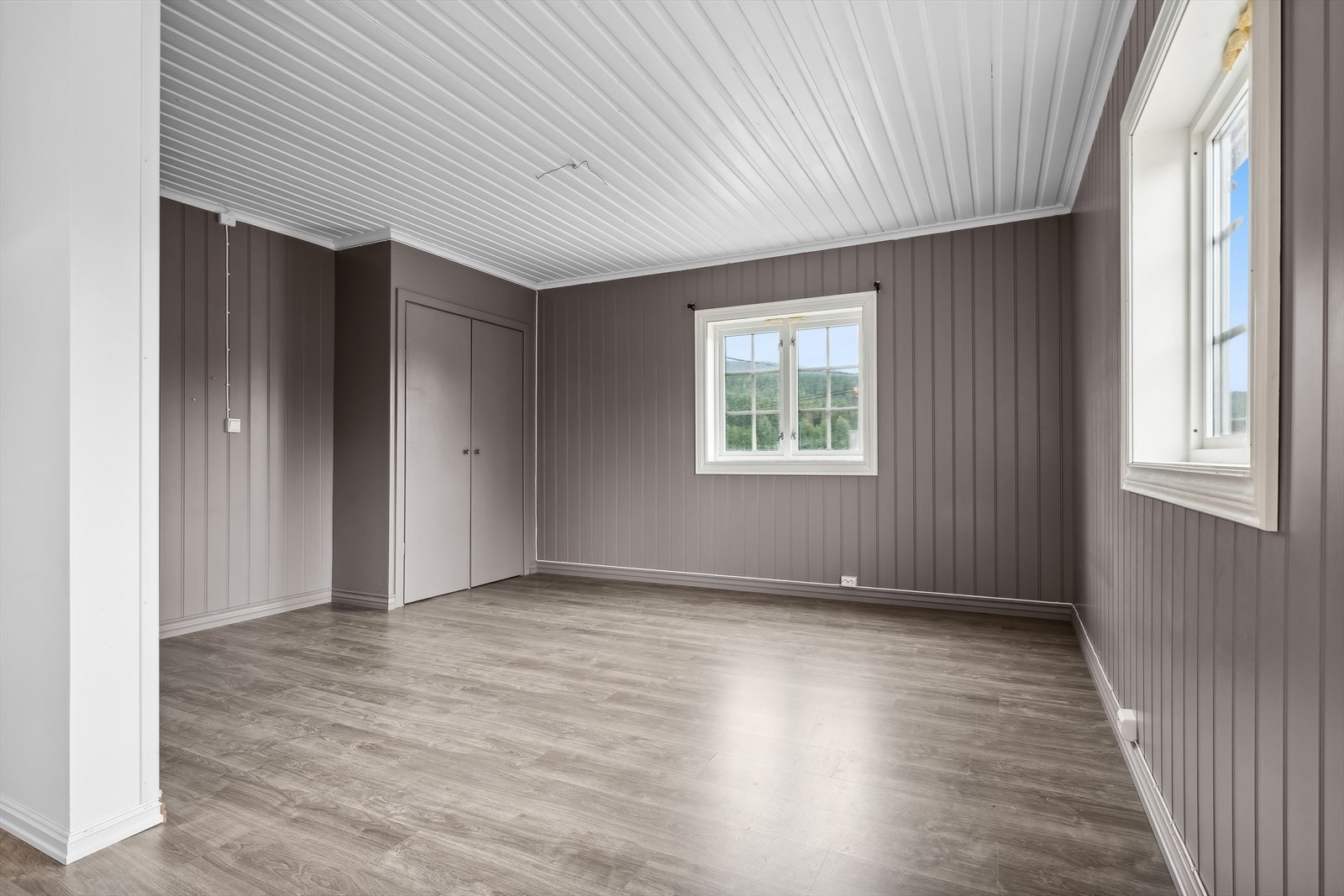 Romslig soverom med god plass for dobbeltseng og gode garderobeløsninger Galleribilde