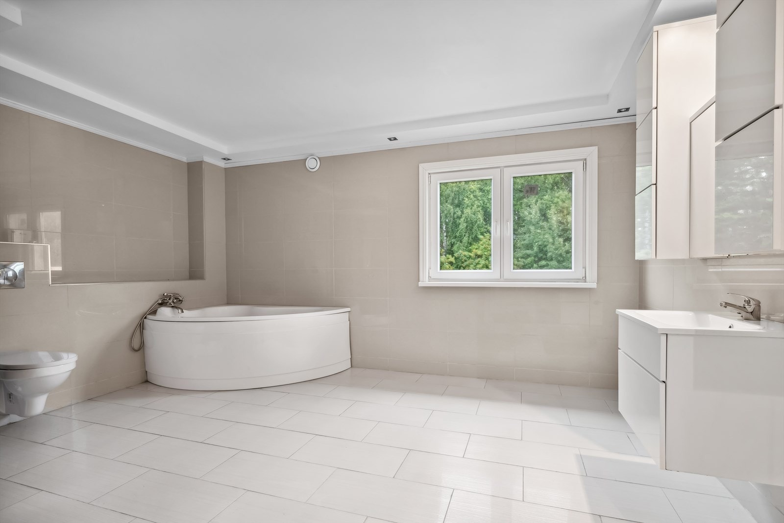 Romslig flislagt bad med varmekabler i gulv Galleribilde