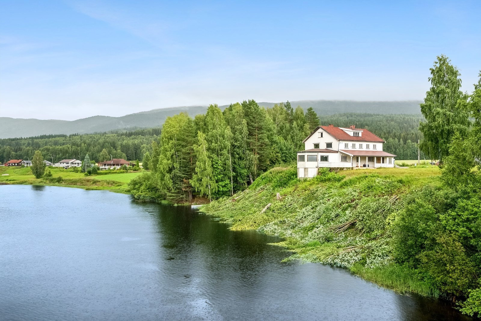 På husets sørside er det overbygget terrasse med god plass for utemøblement. Galleribilde