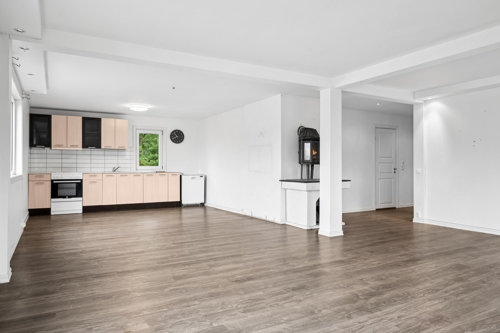 Lys og romslig stue med vedovn Galleribilde