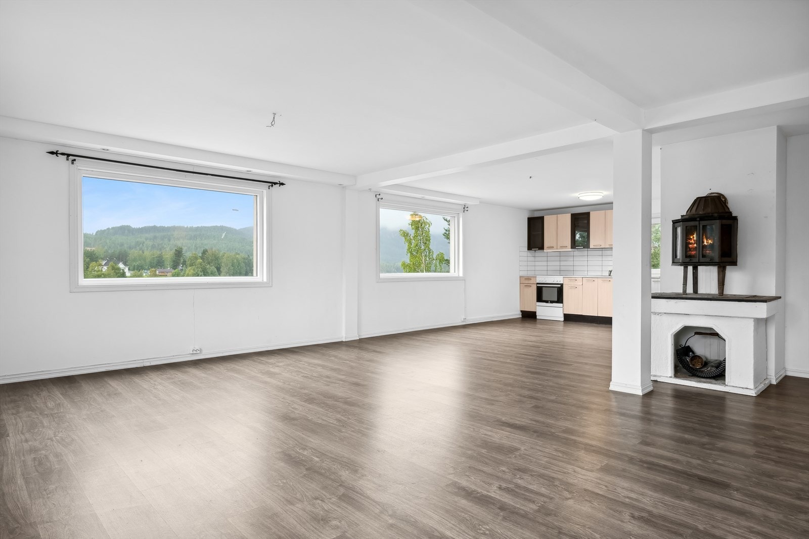 Det er en åpen kjøkken-/ stueløsning med vinduer mot sør og vest Galleribilde