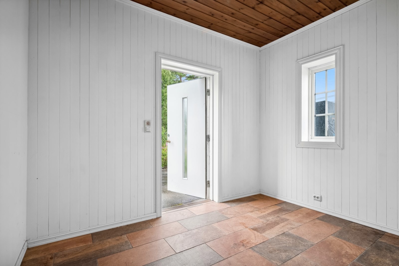 Velkommen inn! Det er en romslig felles entré for leilighetene i 1.etg. Det er varmekabler i gulv Galleribilde