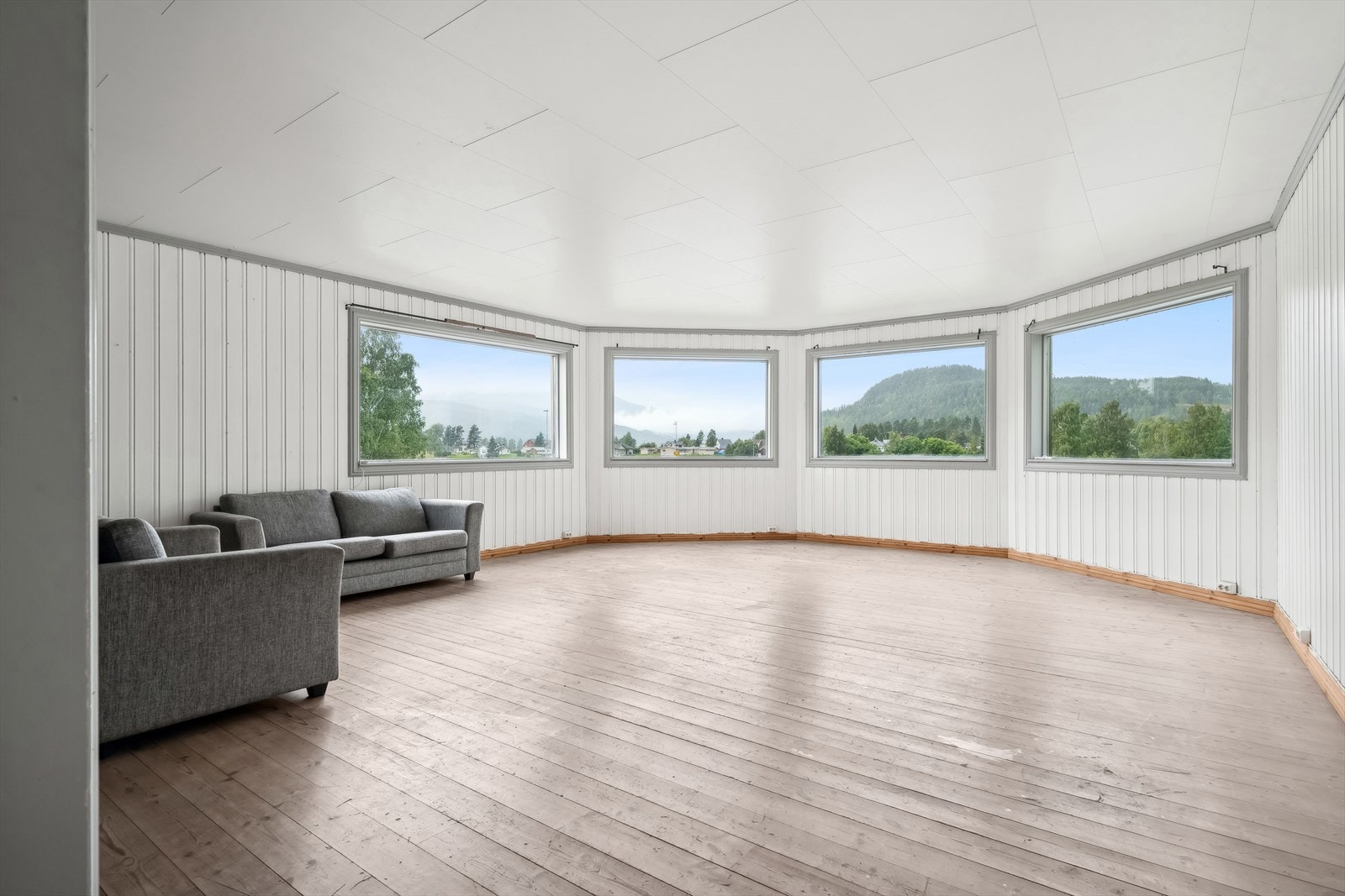 Stor stue med store vinduflater og nydelig utsikt mot Begna-elva Galleribilde