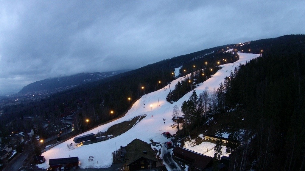 Nærhet til moderne alpinanlegg / Skimore med kafe | downhill sykling om sommeren | Gamledammen på toppen av anlegget med bademuligheter Galleribilde