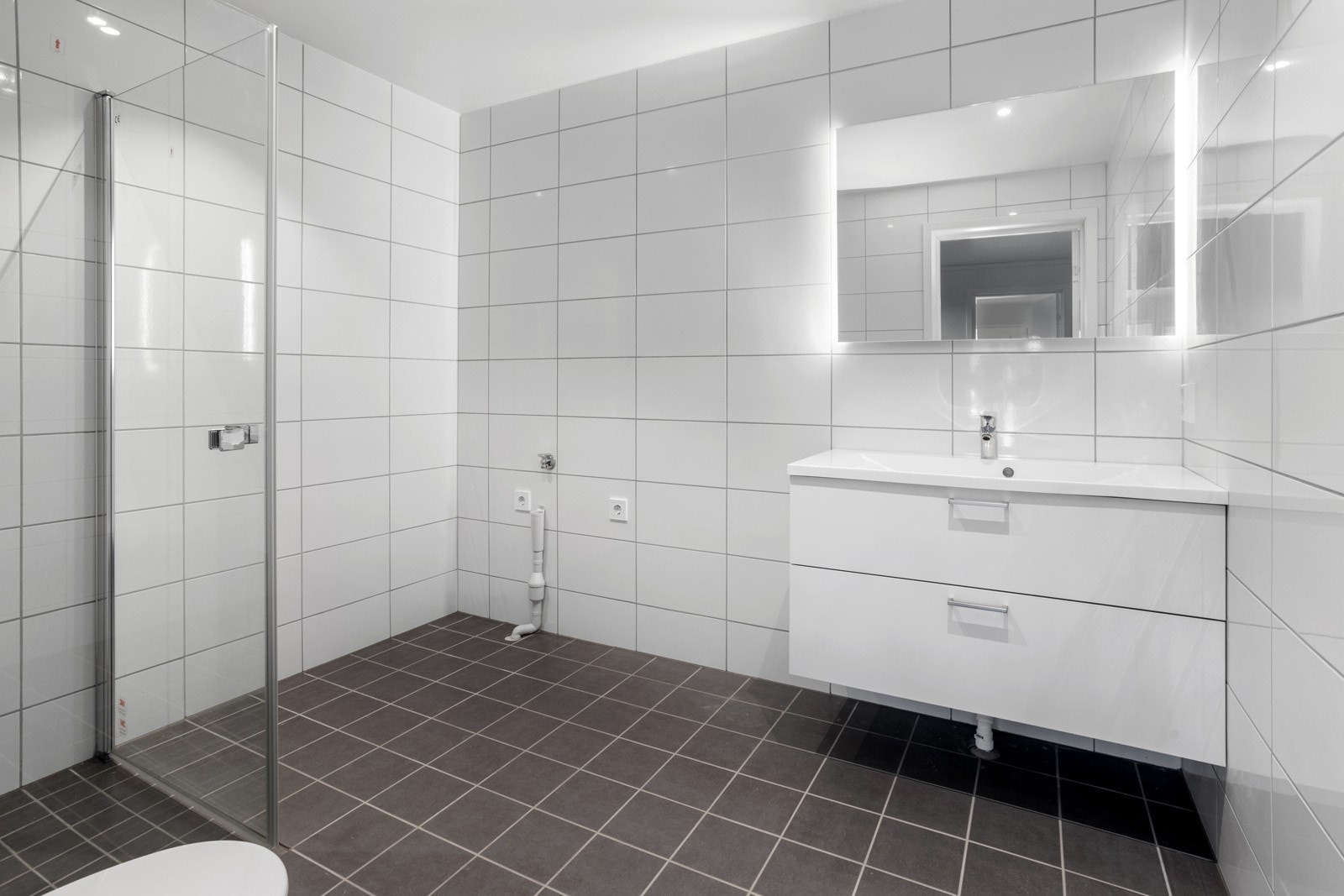 Servantinnredning | speil med lys | downlights | varmekabler Galleribilde