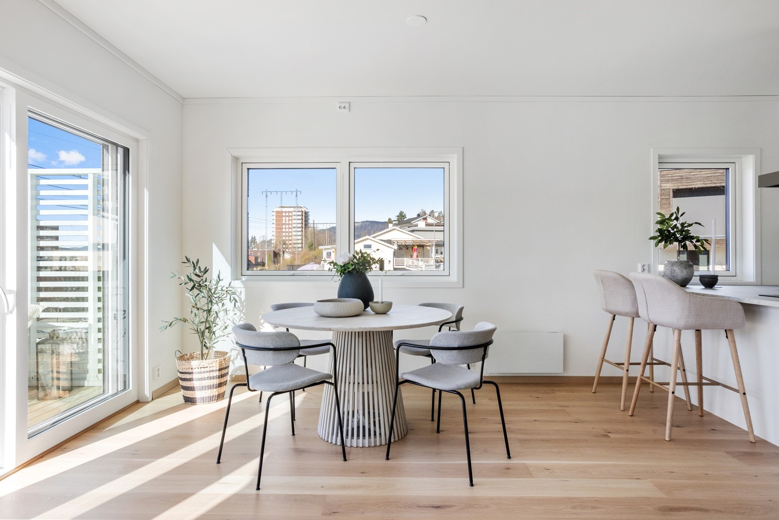 Spisestue plasser ved fine utsiktsvinduer Galleribilde