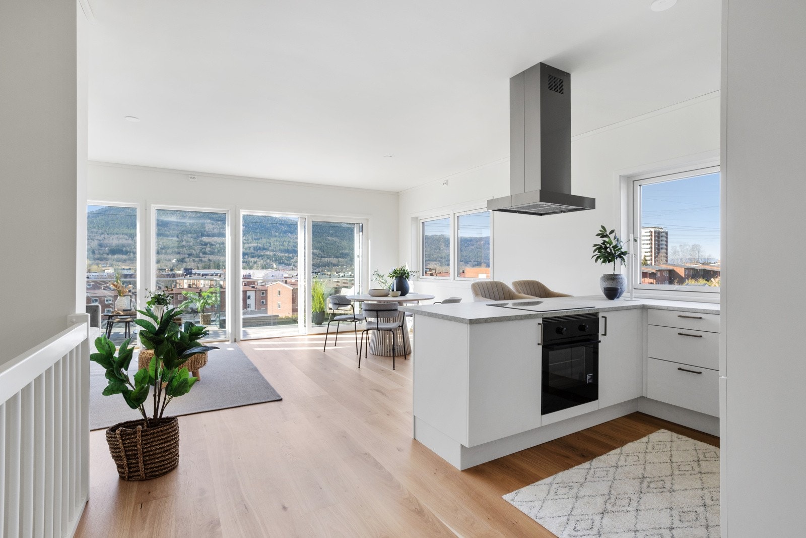 Moderne åpen Sigdal kjøkkenløsning med kokeøy Galleribilde