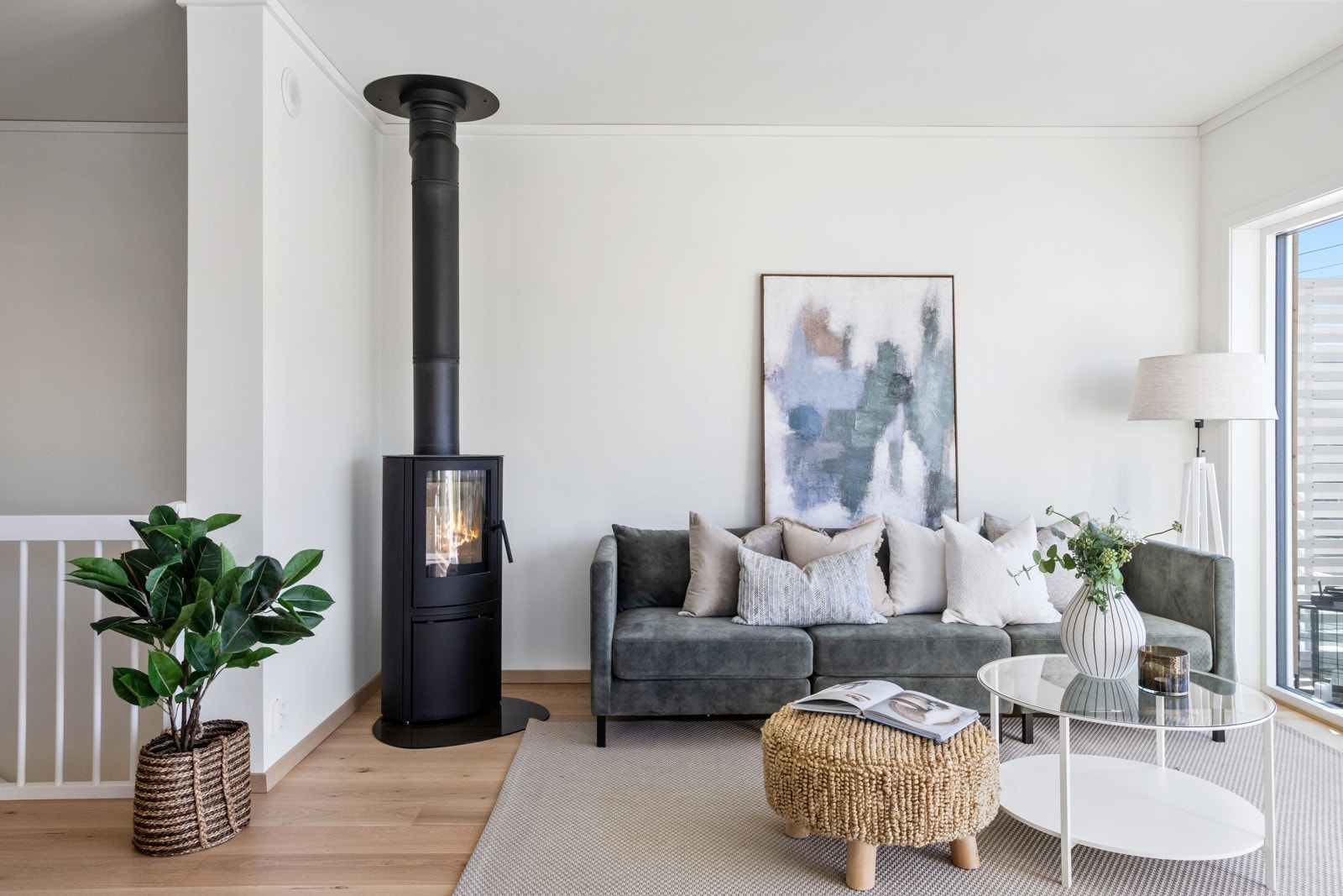 Salong ved peisen Galleribilde