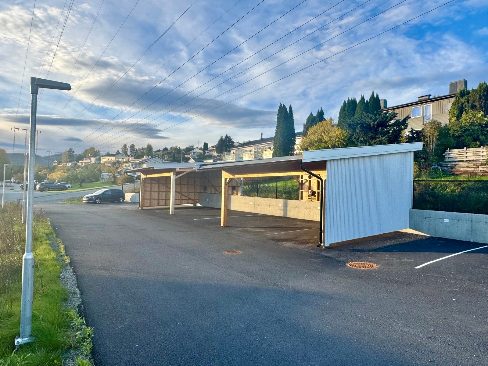 Carport med opplegg for ladeboks | 1 p plass i carport medfølger i tillegg til 1 asfaltert biloppstillingsplass medfølger Galleribilde