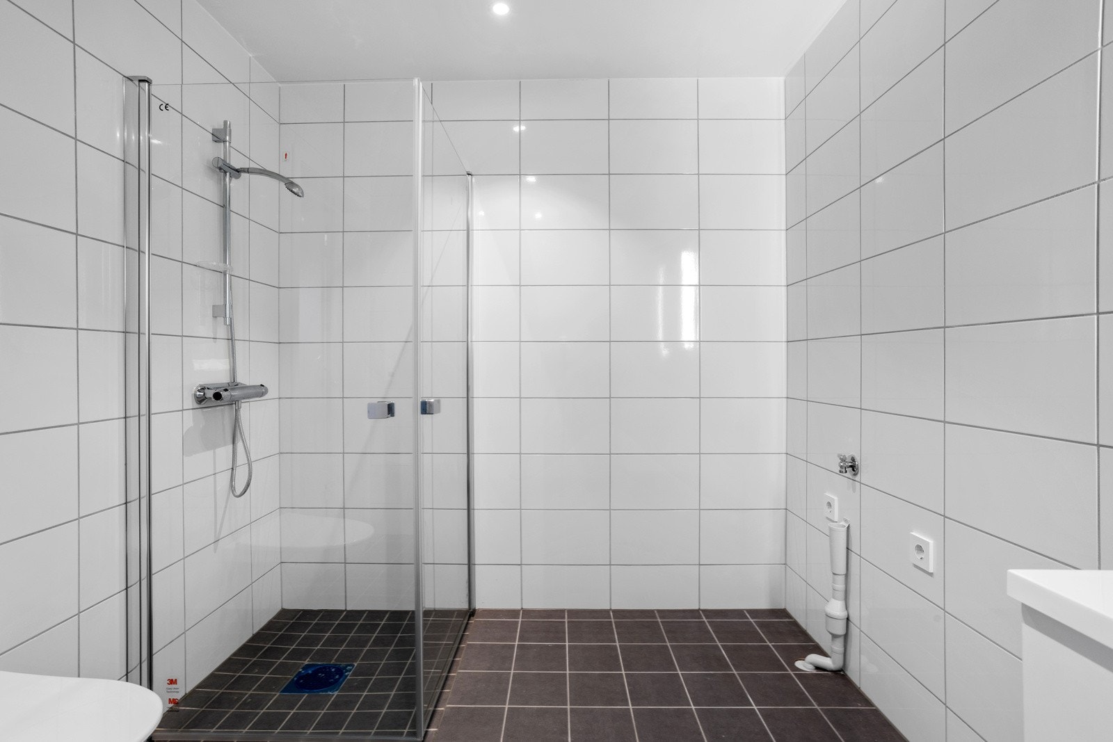 Stort bad/wc med dusj og opplegg for vaskemaskin Galleribilde