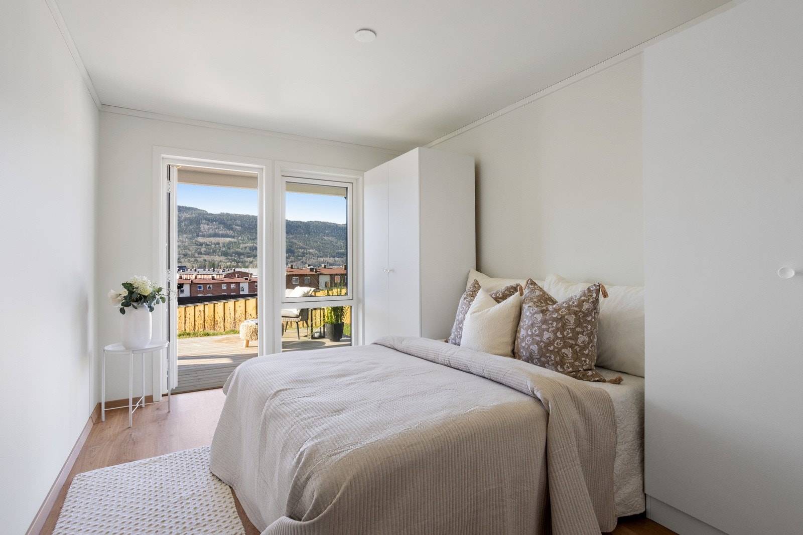 Hovedsoverom med utgang til terrasseplatting | skyvedørsgarderobe i hovedsoverom er inkludert i prisen (ikke montert i før bildet er tatt) Galleribilde