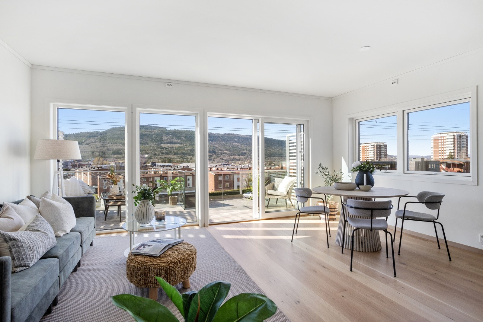 Stor stue med spisestue med panoramavinduer i hovedetasjen- i tillegg til tv-stue/medierom i underetasjen Galleribilde