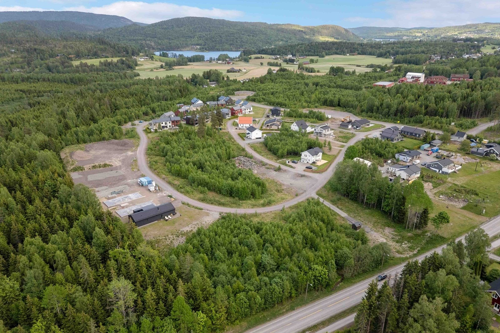 Her kan du realisere drømmen om egen enebolig i et trygt nabolag med kort vei til skole, barnehage, fritidstilbud og flotte turmuligheter. Galleribilde
