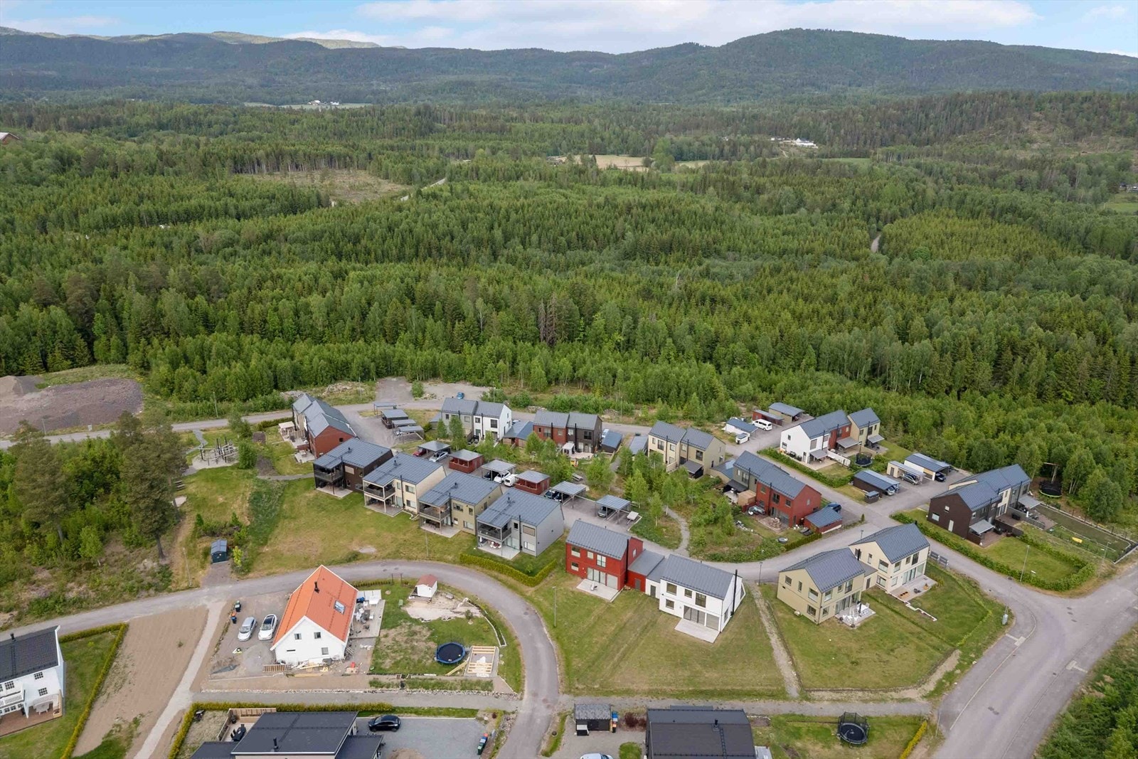 Hof byr på et rikt nærmiljø med naturen rett utenfor døren og kort vei til større byer for dem som pendler. Galleribilde