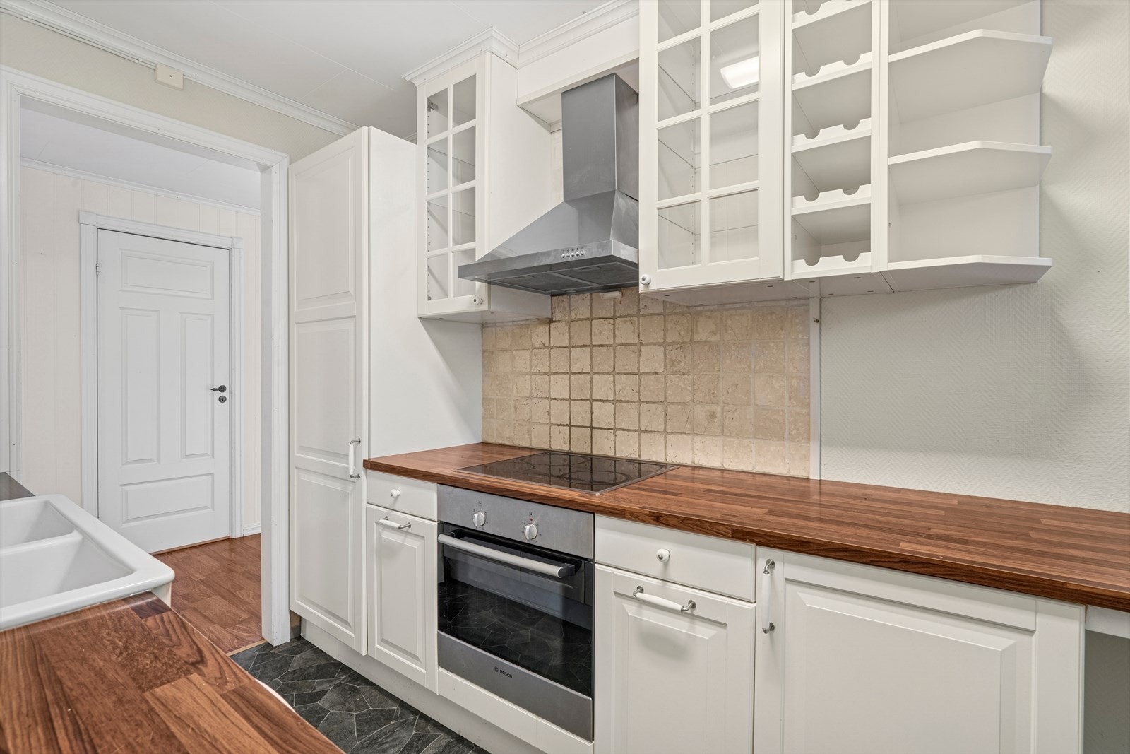 Integrert stekeovn med platetopp og oppvaskmaskin. Avsatt plass til kjøl-og fryseskap. Galleribilde