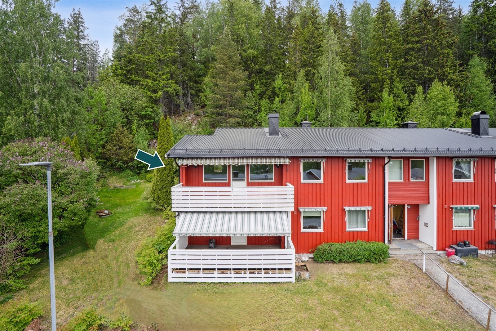 Leiligheten ligger på enden og har solrik balkong med fin utsikt Galleribilde