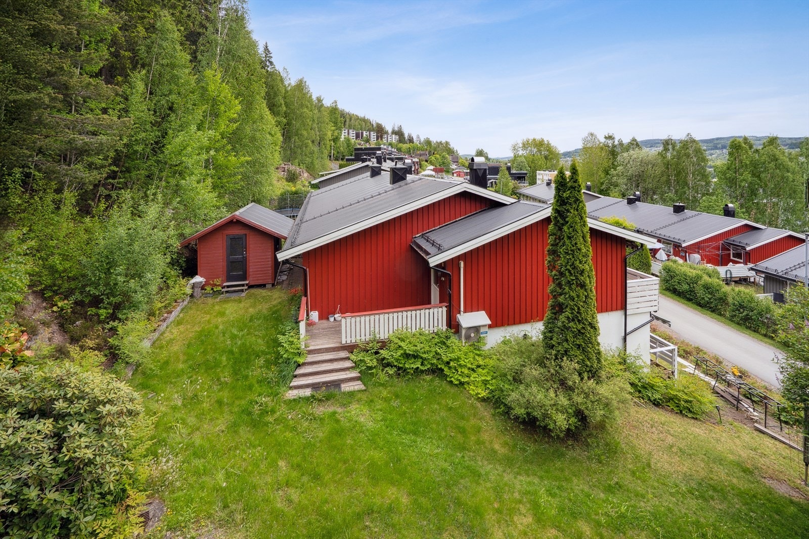 Leiligheten har en flott intern beliggenhet med naturen som nærmeste nabo, innerst i en blindvei. Galleribilde