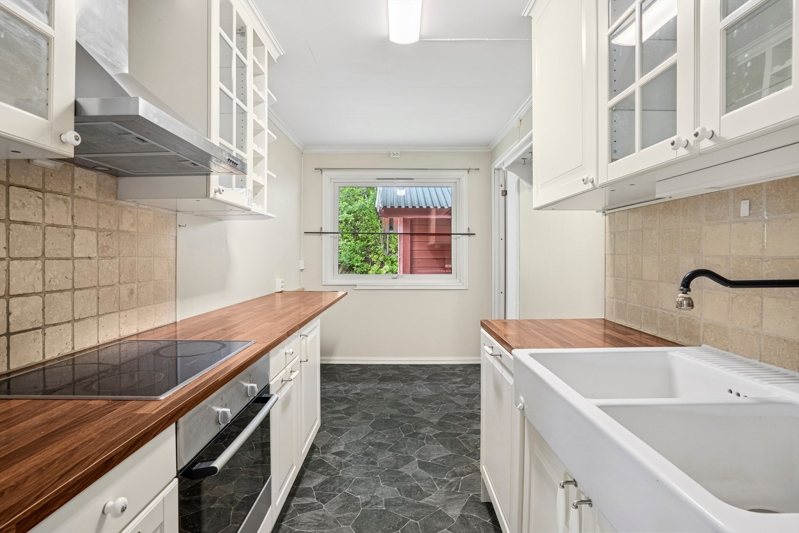 Godt fungerende kjøkken med rikelig benkeplass. Galleribilde