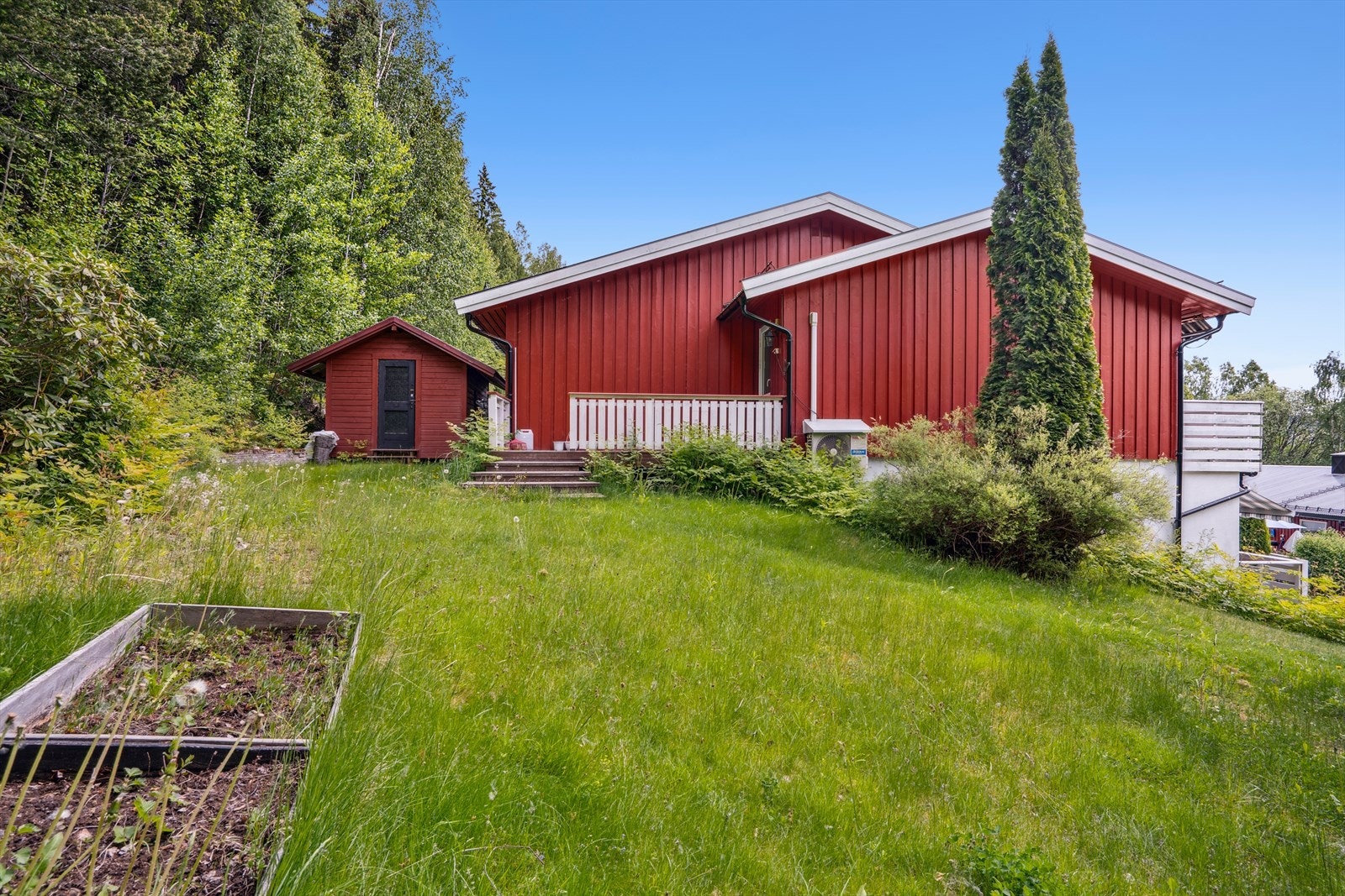 Et stort pluss med denne leiligheten er den frodige hagen. Har du grønne fingre og liker å pusle i hagen? Galleribilde