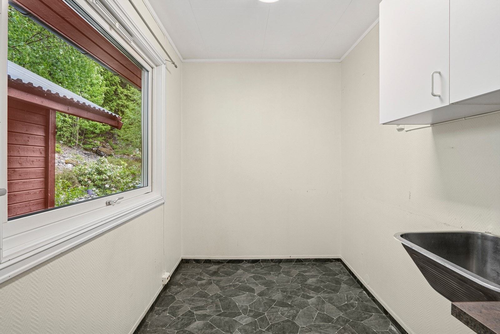 Innenfor kjøkkenet er det praktisk vaskerom. Galleribilde