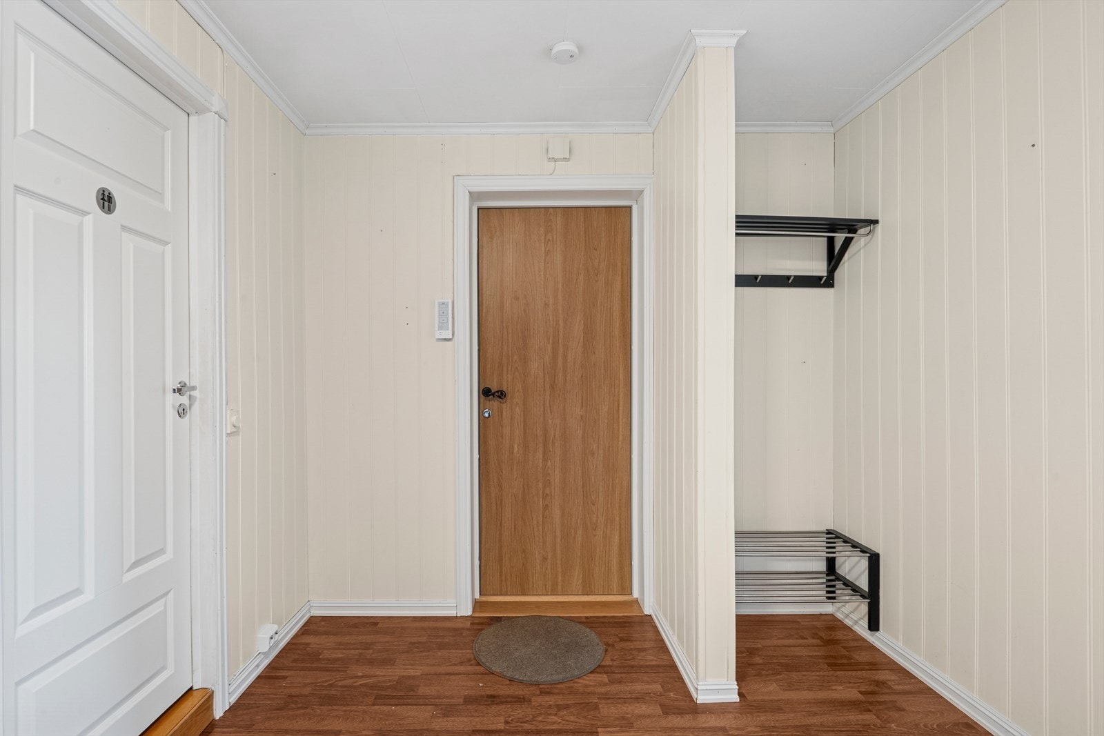 Via felles trapperom og videre inn i entré med god plass til oppbevaring. Galleribilde