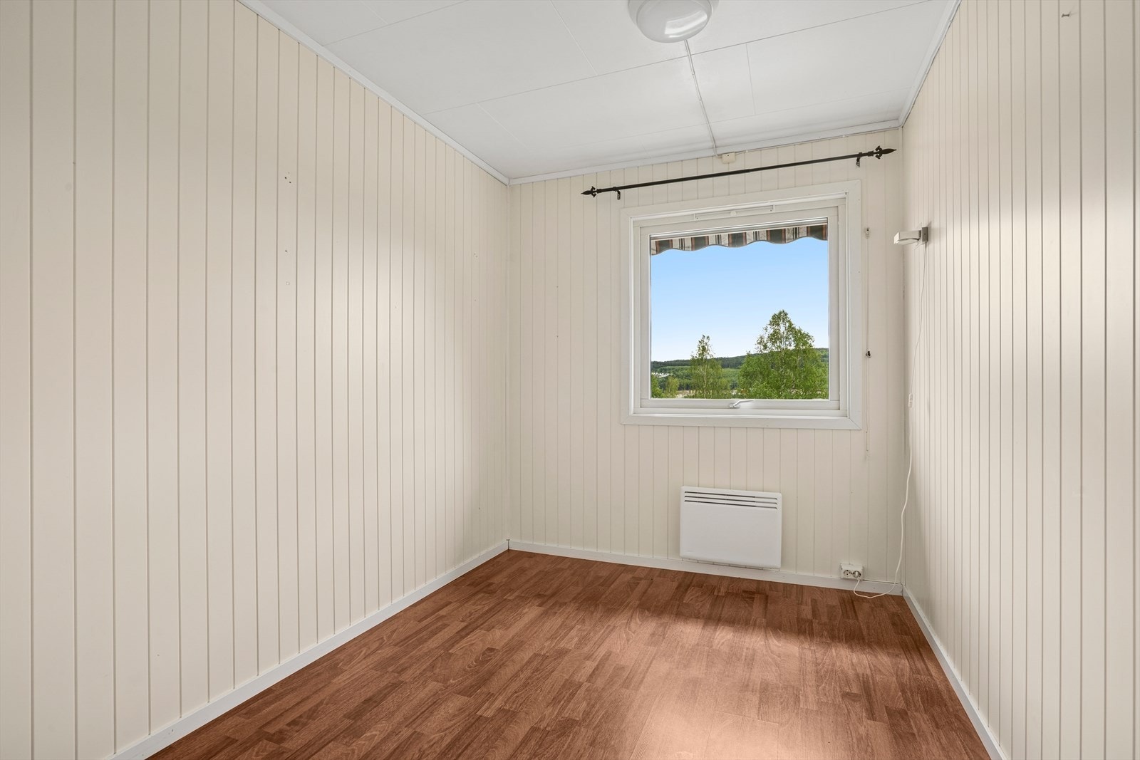 Det minste soverommet. Flott utsikt kan også nytes fra soveromsvinduet. Galleribilde