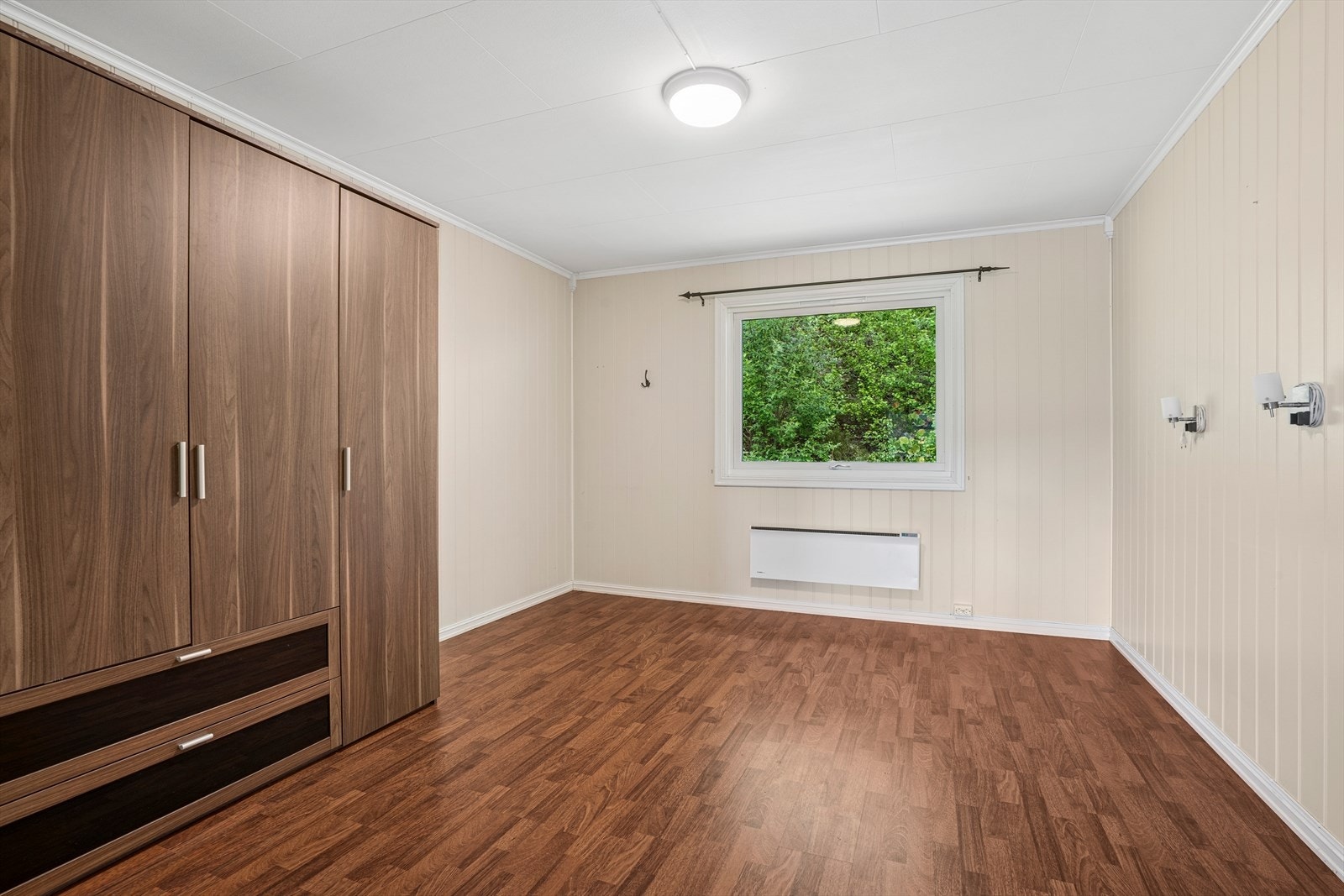 To av soverommene har store garderobeskap som medfølger i handelen. Galleribilde