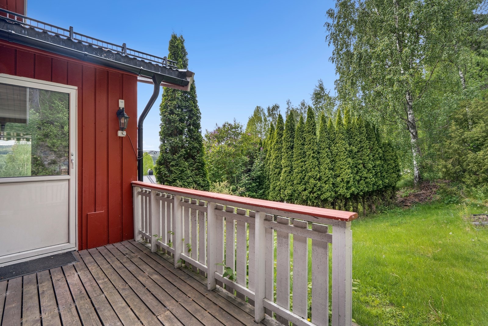 Skjermet uteplass med naturen som nærmeste nabo. Galleribilde