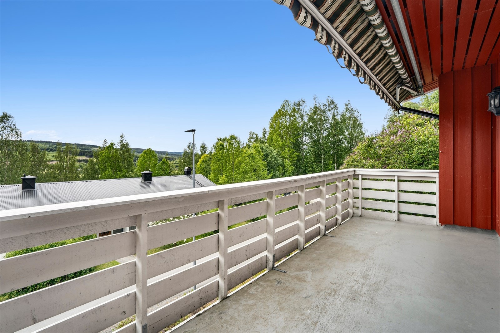 Det er god avstand til nærmeste nabo som gjør uteplassen skjermet. Praktisk markise for solskjerming. Galleribilde